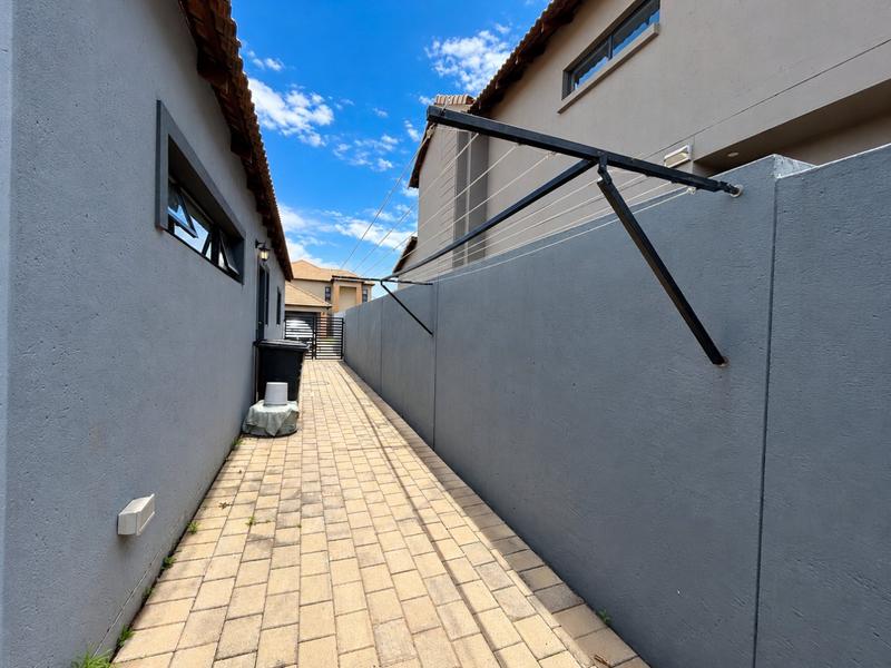 3 Bedroom Property for Sale in Gateway Manor North West